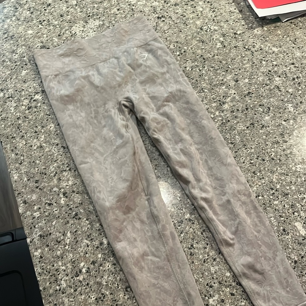 Gym shark grey print leggings, body accenting.